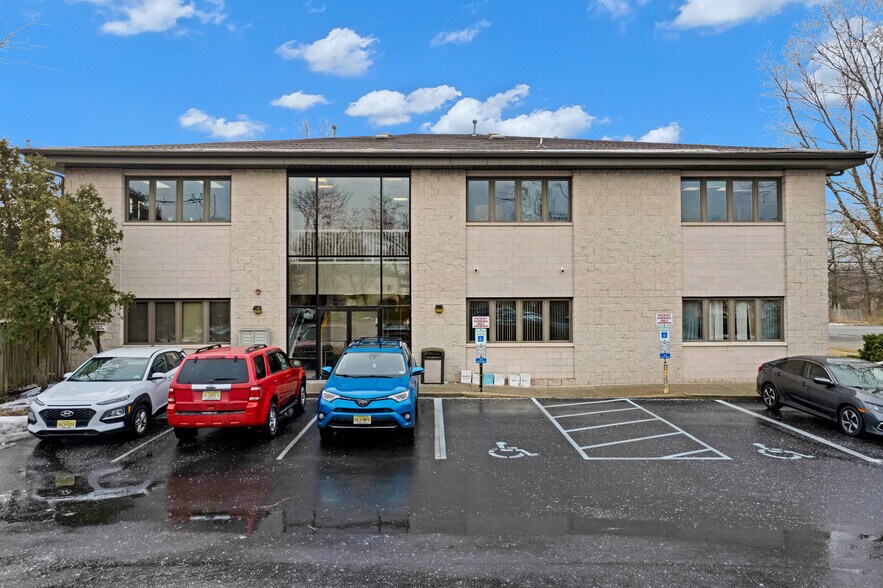 Primary Photo Of 1740 Oak Tree Rd, Edison Medical For Sale