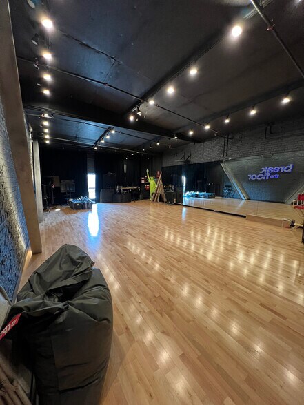 More Photos Of 5437 Satsuma Ave, North Hollywood Warehouse For Lease