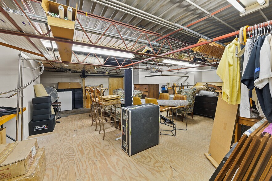 More Photos Of 1828 Park Ave, New Holstein Light Distribution For Sale