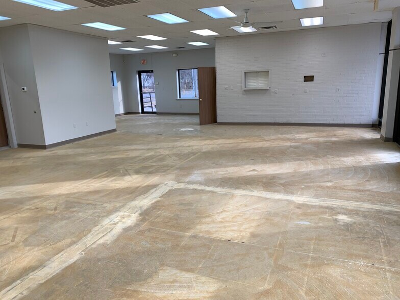 More Photos Of 3100-3102 S 24th St, Kansas City Storefront Retail Office For Lease