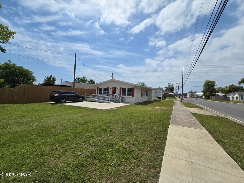 More Photos Of 215 W 11th St, Panama City Coworking Space