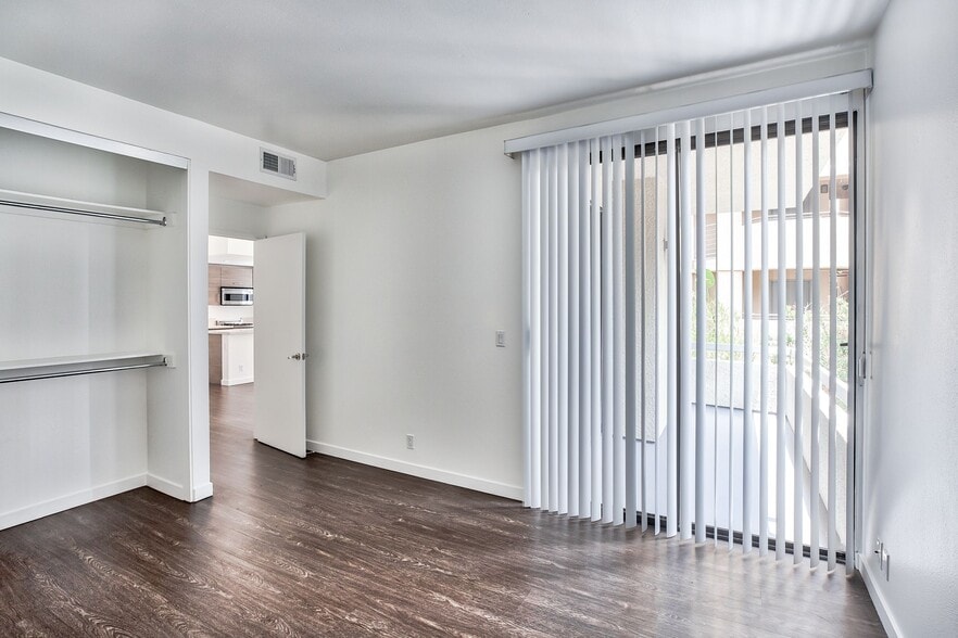 More Photos Of 1912 Whitley Ave, Los Angeles Apartments For Sale