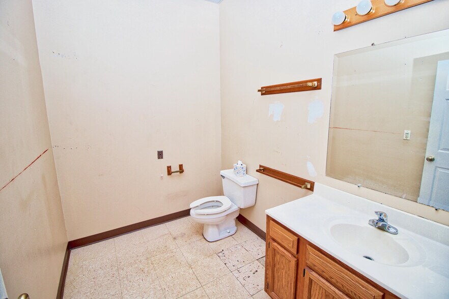 More Photos Of 1575 Thomaston Ave, Waterbury Storefront For Lease