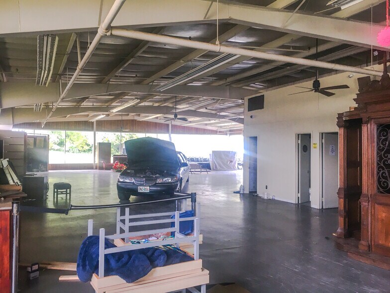 More Photos Of 1530 W Olive St, Springfield Showroom For Sale