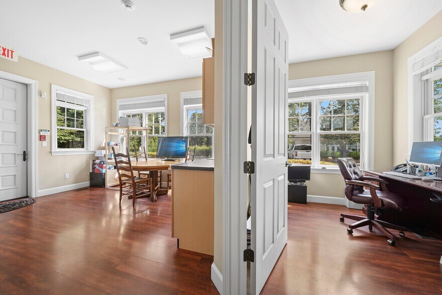 More Photos Of 16 Old Riverhead Rd, Westhampton Beach Office For Lease