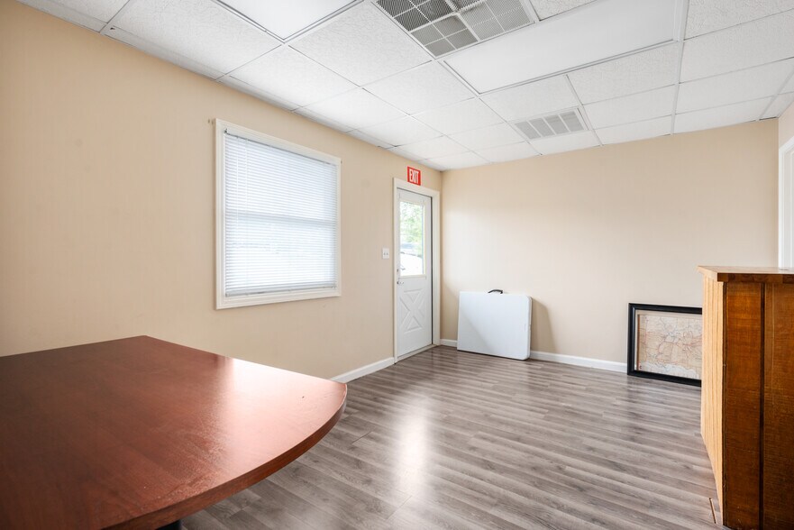 More Photos Of 614 E Streeter Ave, Muncie Office For Sale