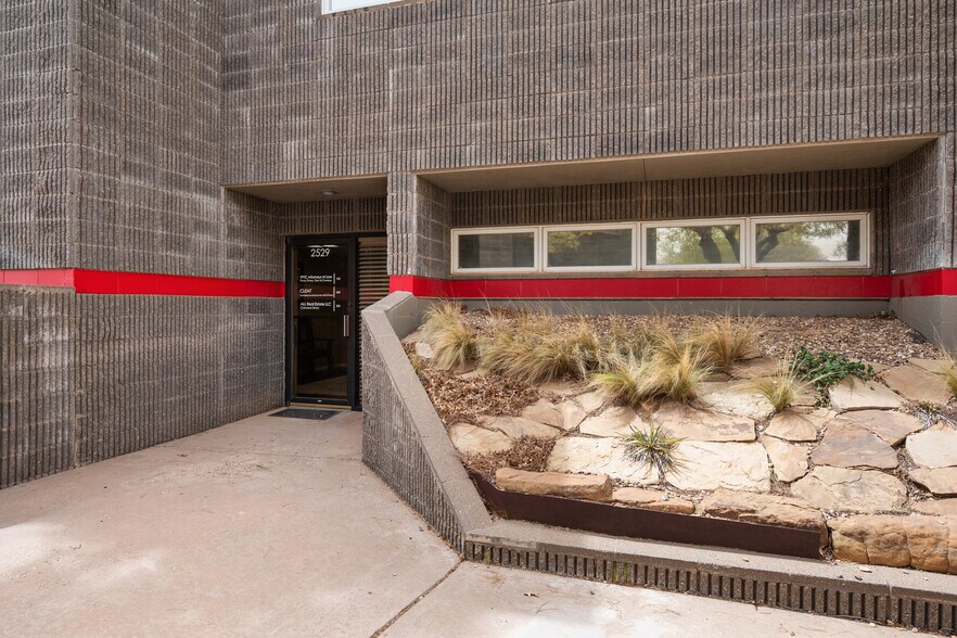 More Photos Of 2529 74th St, Lubbock Office For Sale