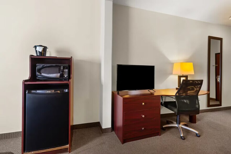 More Photos Of 18150 McKay Dr, Humble Hotel For Sale