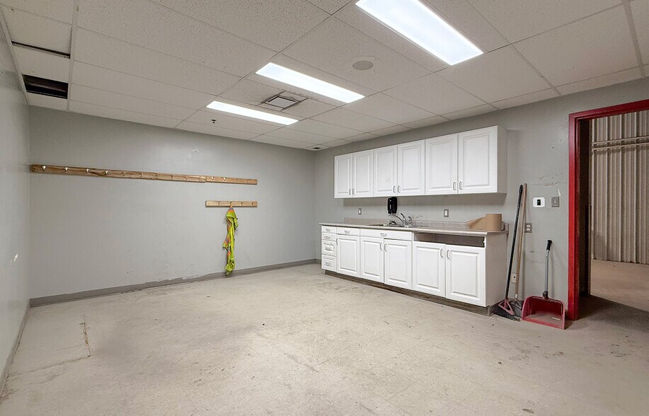 More Photos Of 1545 18th St N, Brandon Showroom For Lease