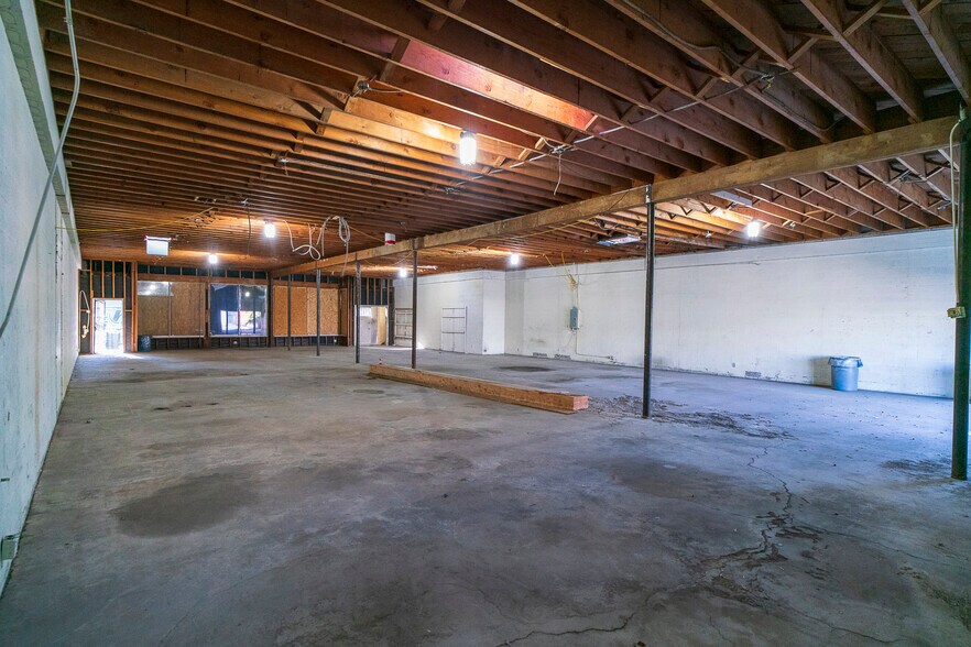 More Photos Of 826-830 S Main St, Las Vegas Storefront For Sale