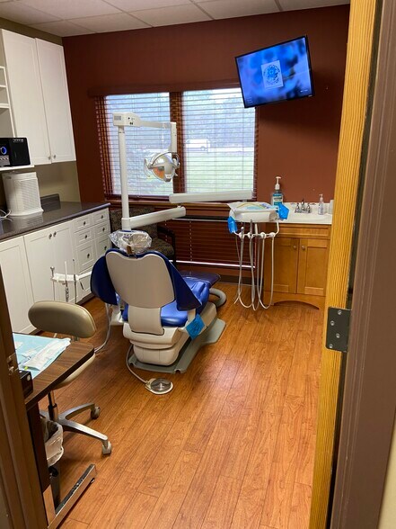 More Photos Of 1N141 County Farm Rd, Winfield Medical For Sale