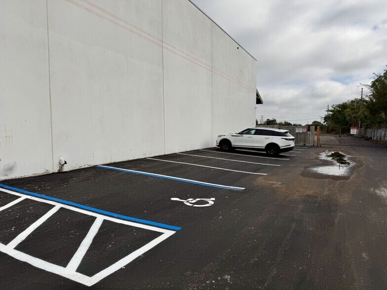 More Photos Of 13755 U.S. Highway 19 N, Clearwater Warehouse For Lease