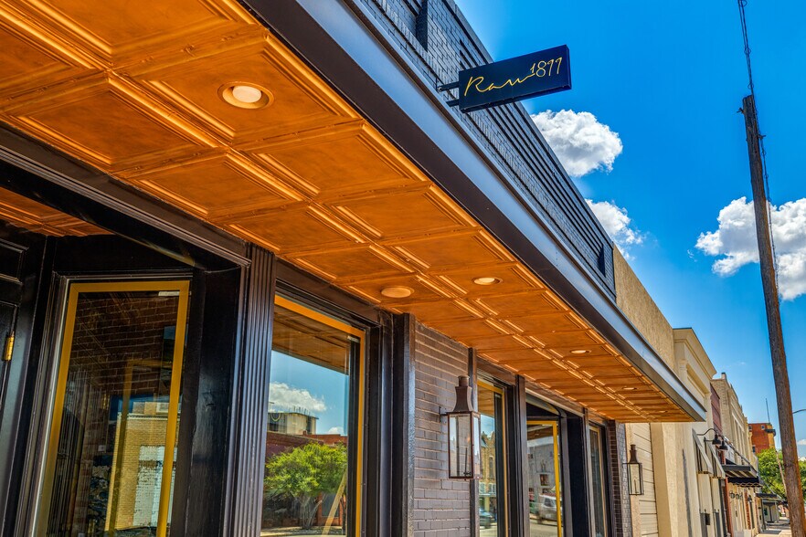 More Photos Of 38 N Chadbourne St, San Angelo Bar For Sale