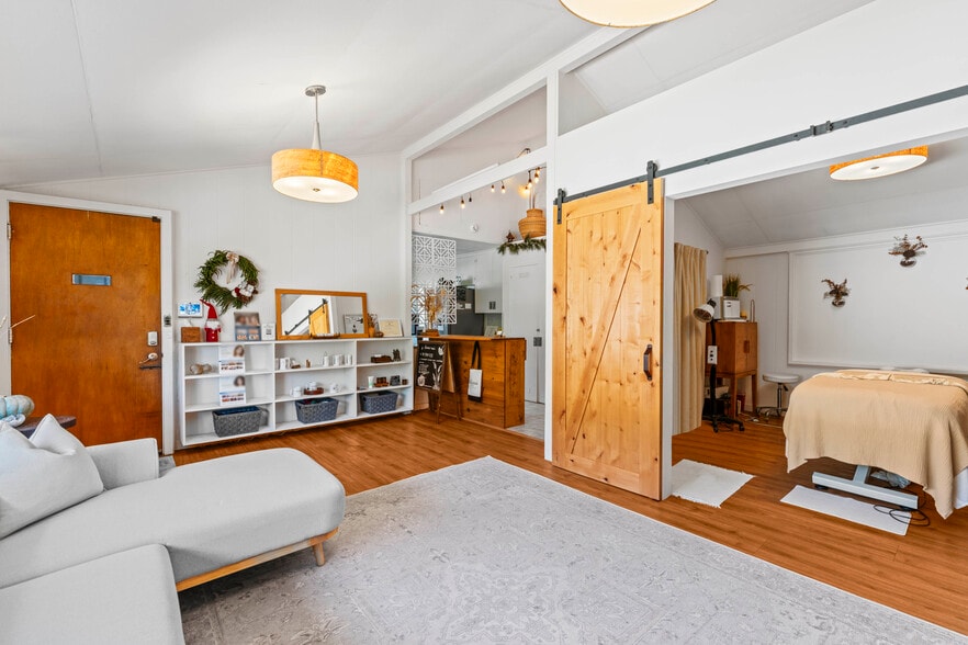 More Photos Of 2845 Lowrey Ave, Honolulu Restaurant For Sale