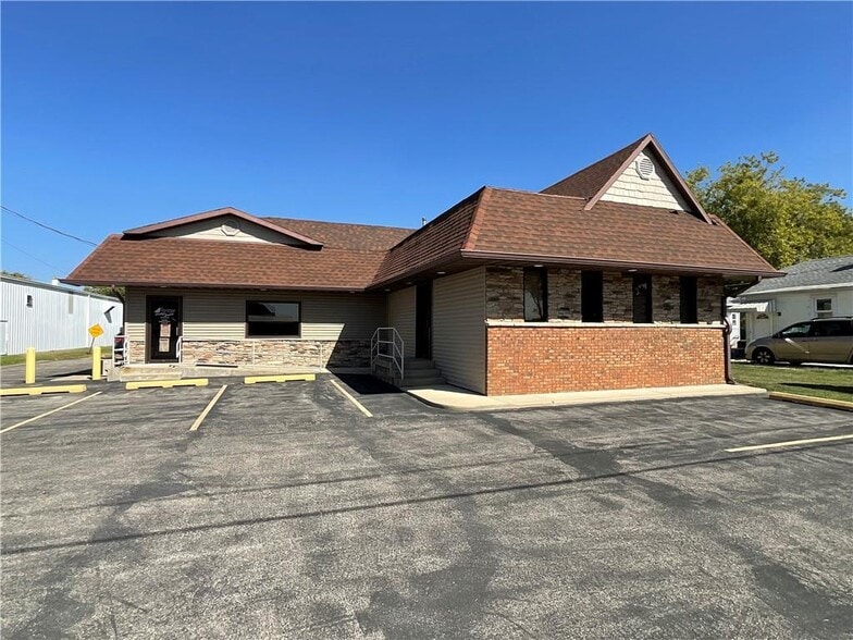 Primary Photo Of 902 W Wabash Ave, Effingham Office For Sale
