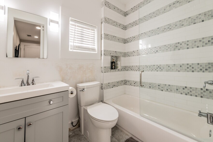 More Photos Of 630 S Walters, San Antonio Freestanding For Sale