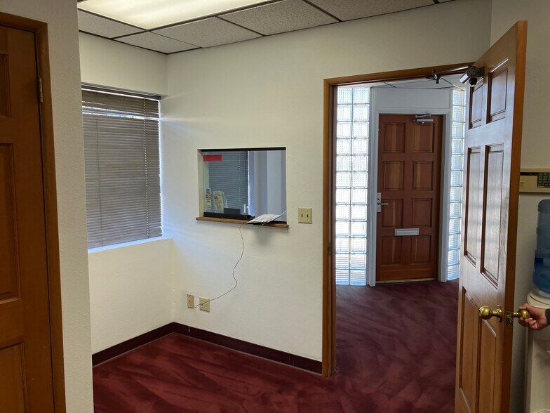 More Photos Of 5840 York Blvd, Los Angeles Office For Sale