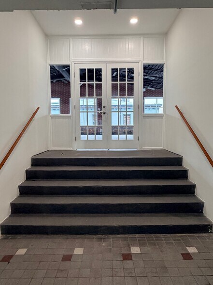 More Photos Of 309-315 W Saint Julian St, Savannah Storefront For Lease