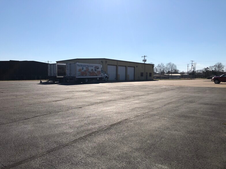 More Photos Of 355 Distribution Dr, Madison Distribution For Lease
