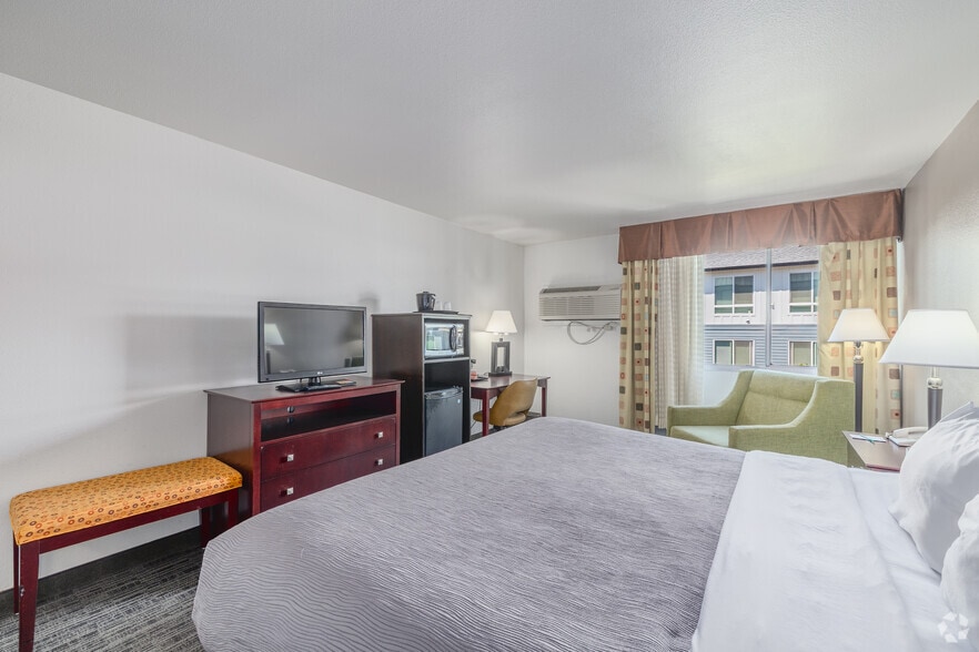 More Photos Of 101 128th St SE, Everett Hotel For Sale