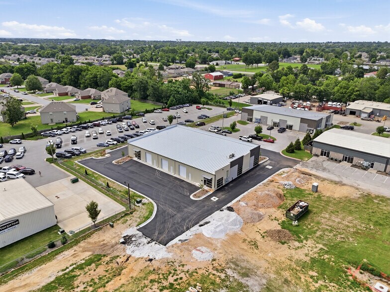 More Photos Of 2420 S 8th St, Rogers Flex For Lease