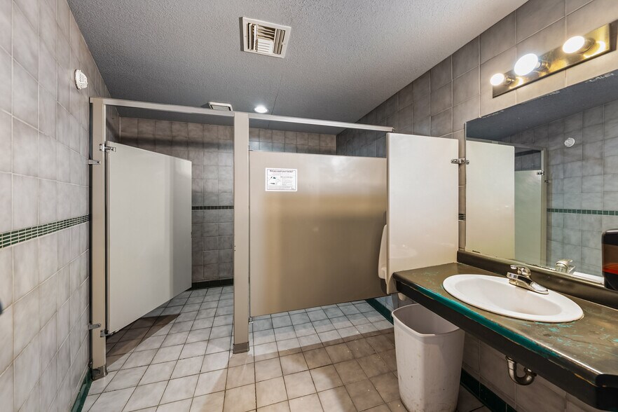 More Photos Of 2345 Ashland St, Ashland Freestanding For Lease