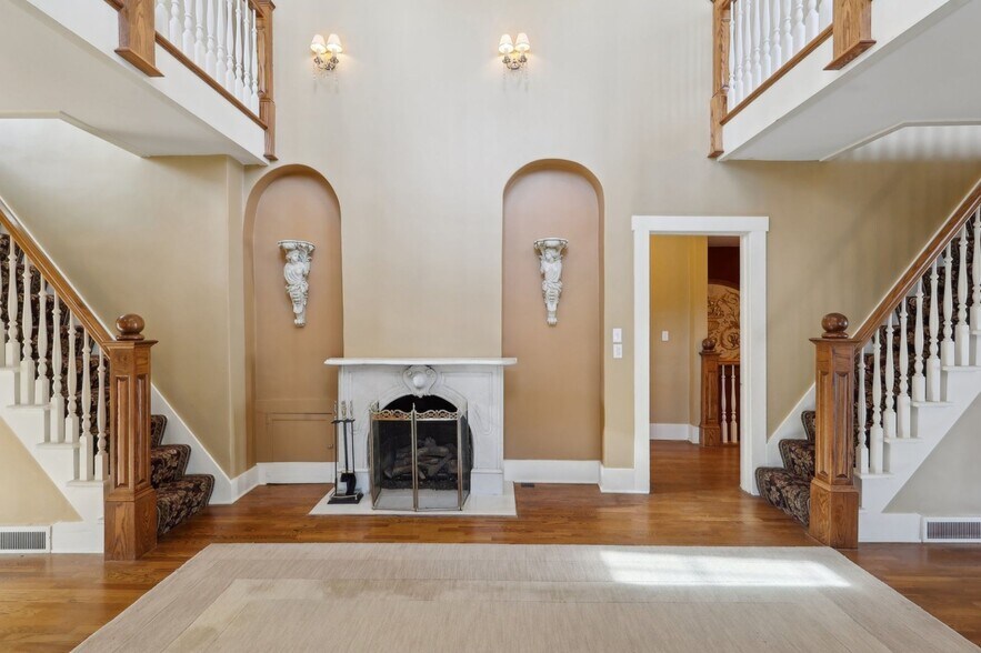 More Photos Of 118 S Walnut St, Troy Showroom For Sale