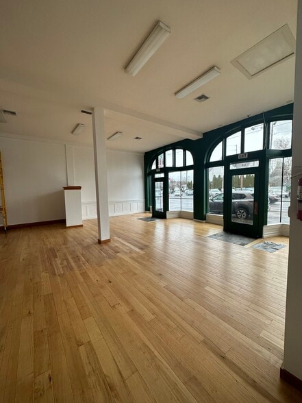 More Photos Of 128 NE Broadway St, Portland Storefront For Lease