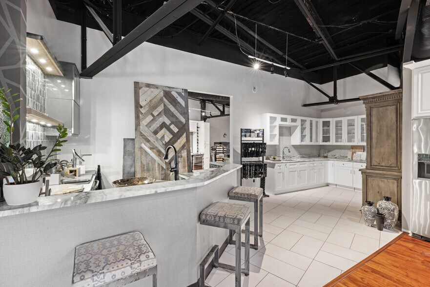 More Photos Of 2866 Poplar Ave, Memphis Storefront Retail Office For Sale