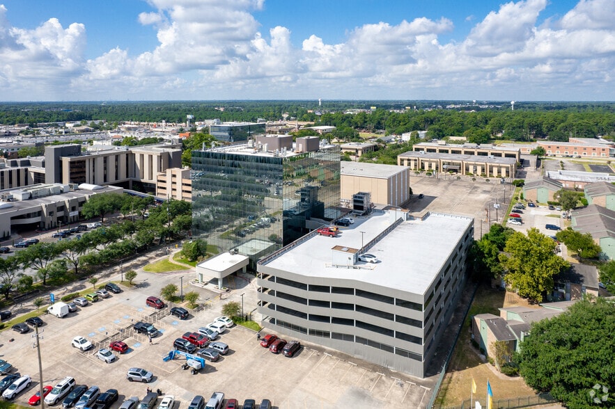 More Photos Of 800 Peakwood Dr, Houston Unknown For Lease