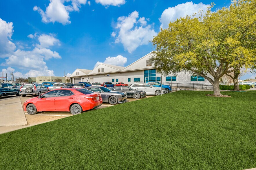 More Photos Of 13911 Distribution Way, Farmers Branch Warehouse For Sale