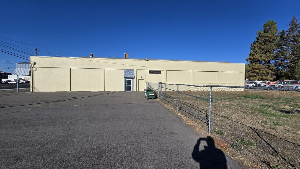 More Photos Of 4609 S 6th St, Klamath Falls Storefront For Sale