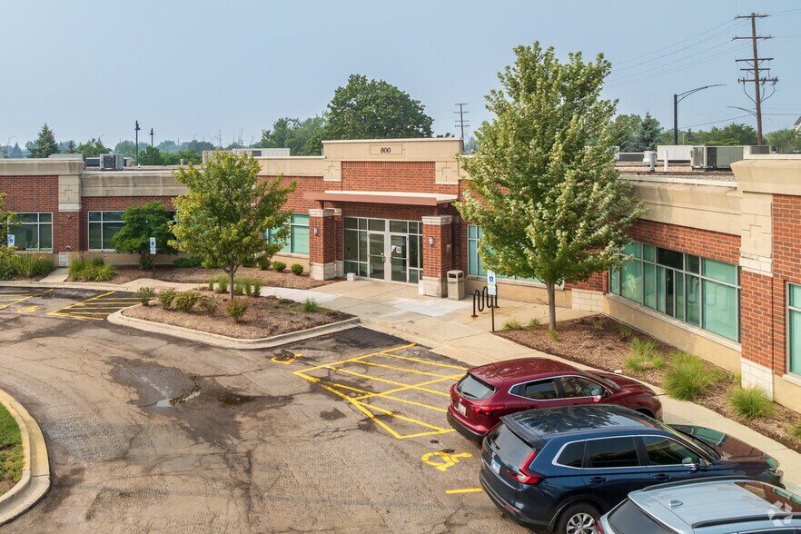 More Photos Of 800 E Woodfield Rd, Schaumburg Medical For Sale