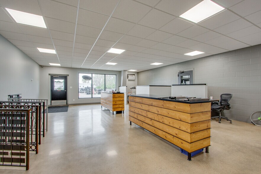 More Photos Of 120 Confederate Dr, Franklin Manufacturing For Sale