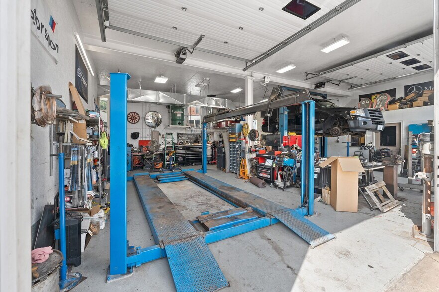 More Photos Of 25 Grand Ave, Cumberland Auto Repair For Lease