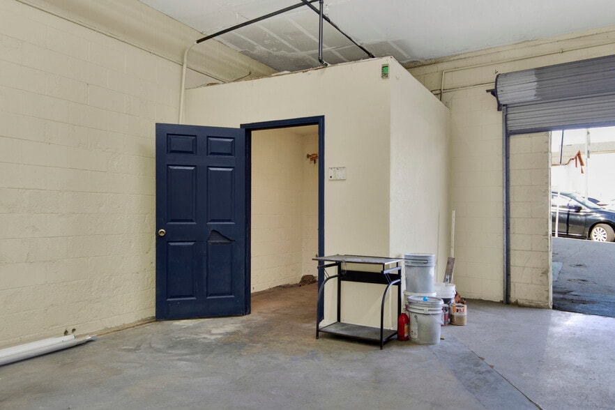 More Photos Of 4821 University Ave, San Diego Auto Repair For Lease