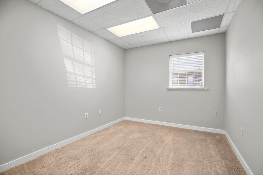 More Photos Of 10708 Ballantraye Dr, Fredericksburg Medical For Sale