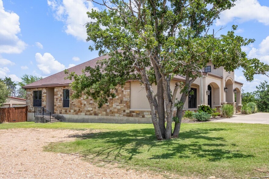 More Photos Of 105 Applewood Dr, Cedar Creek Office For Sale