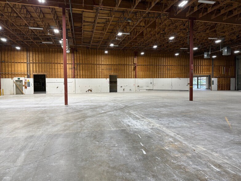 More Photos Of 7805-7895 SW Hunziker St, Tigard Distribution For Lease