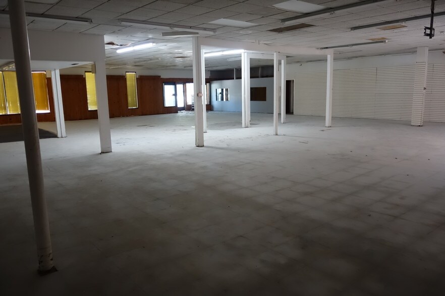 More Photos Of 502 Wells Rd, Orange Park General Retail For Sale
