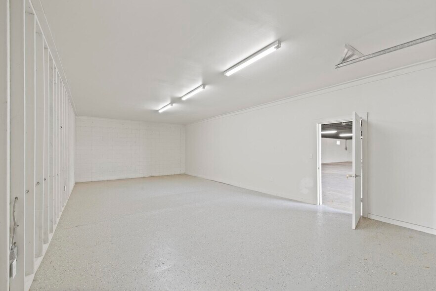 More Photos Of 317 S Old Corry Field Rd, Pensacola Showroom For Lease