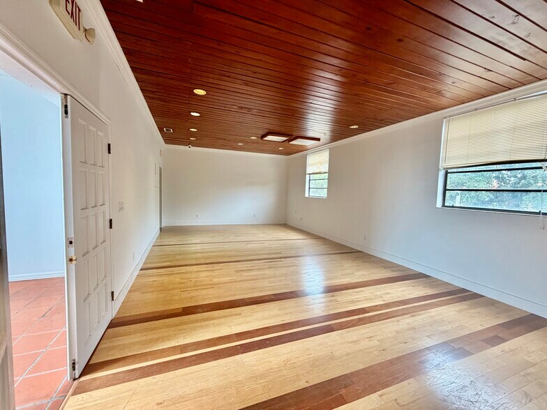 More Photos Of 3090 SW 8th St, Miami Freestanding For Lease