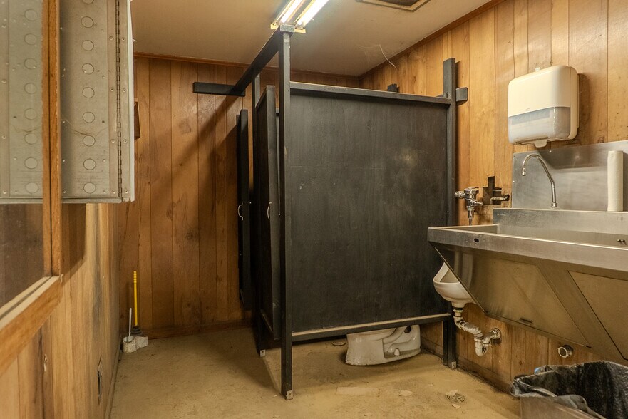 More Photos Of 6504 Burlington Rd, Whitsett Manufacturing For Lease