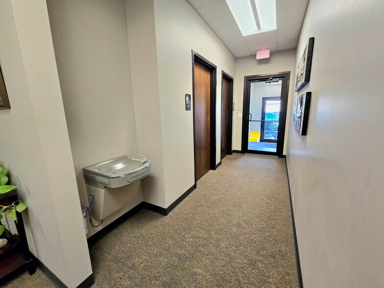 More Photos Of 1545 Associates Dr, Dubuque Office For Lease