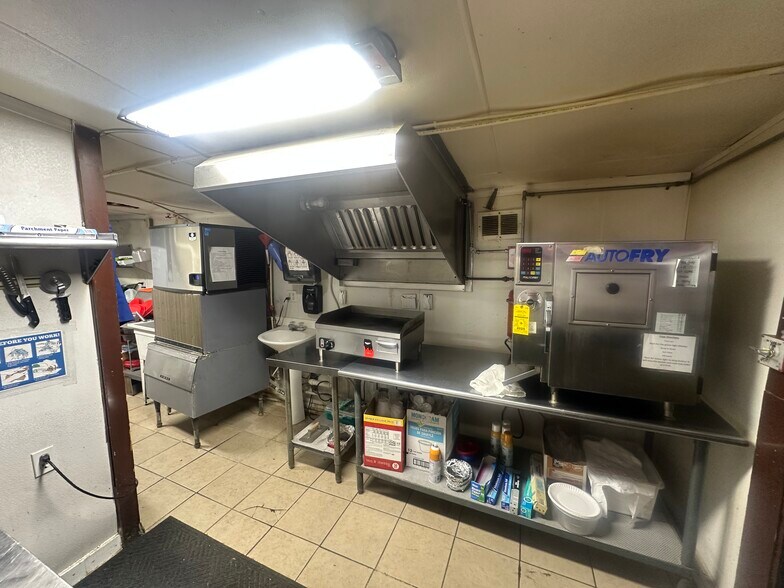 More Photos Of 4602 1625 North Rd, Danvers General Retail For Sale