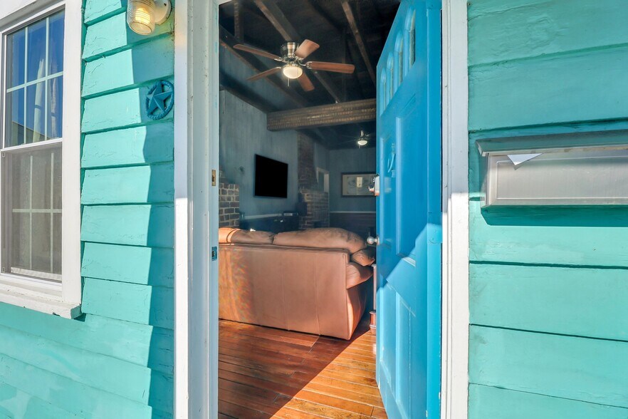 More Photos Of 8 E 41st St, Savannah Storefront Retail Residential For Sale