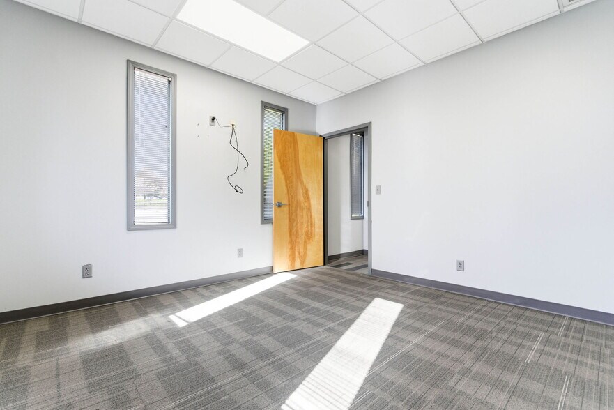 More Photos Of 13720 Aiken Rd, Louisville Warehouse For Lease