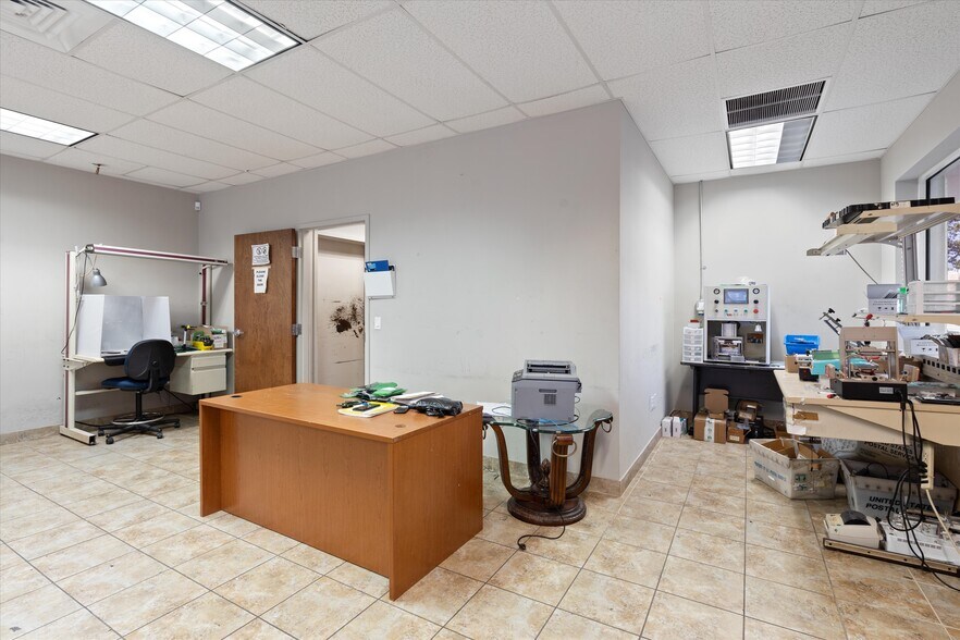 More Photos Of 1747-1781 Banks Rd, Margate Flex For Lease