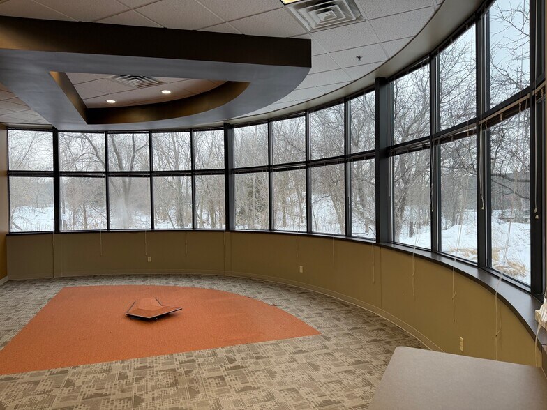 More Photos Of 10025 Valley View Rd, Eden Prairie Research And Development For Lease