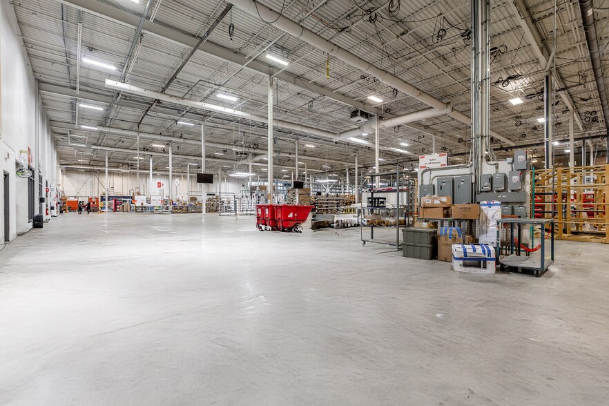 More Photos Of 3100 Boul de l'Assomption, Montréal Manufacturing For Lease